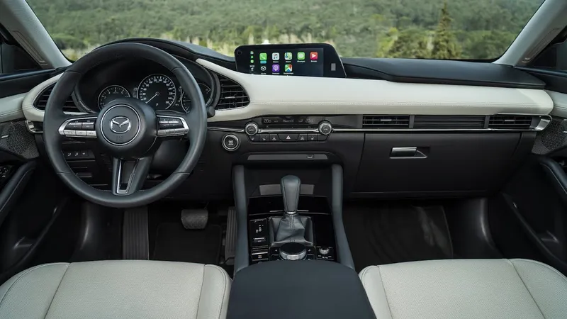 Mazda 3 sedan benzin מאזדה 3 סדאן בנזין